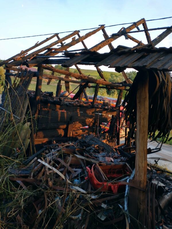 FOTO | Incendiu de vegetație. Flăcările au înghițit și o anexă gospodărească