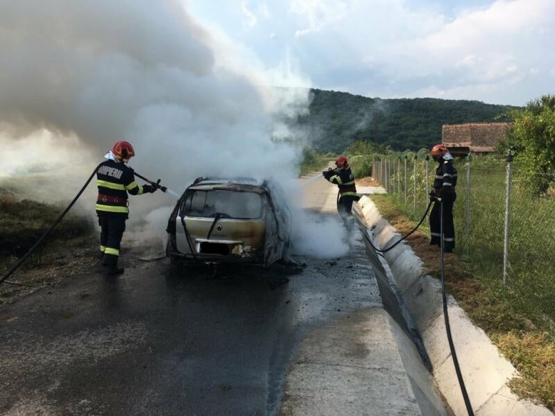 FOTO | Panică! Panică! Două mașini au luat foc în aceeași zi
