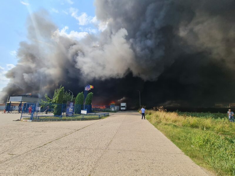 VIDEO | Incendiu violent în Alba Iulia. Arde un depozit de materiale plastice