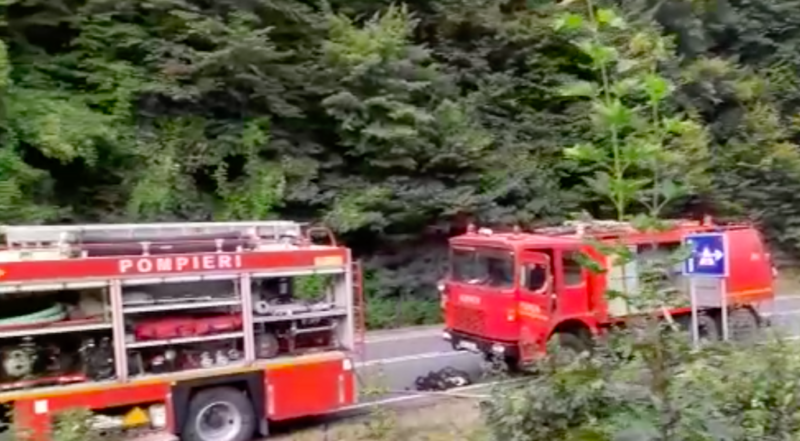 FOTO Puțină panică pe tren. Incendiu izbucnit la compartimentul motor al unei locomotive