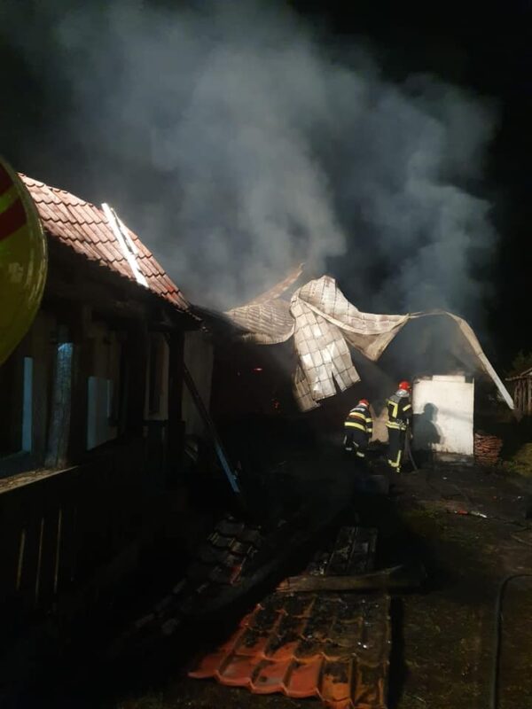 FOTO | Flăcările au cuprins o anexă gospodărească în Roșiori