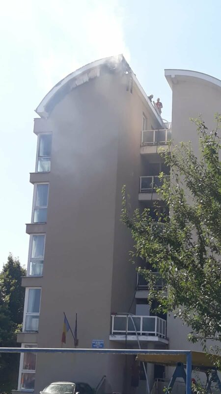 Autoutilitară în flăcări și un incendiu la mansardă. Pompierii fără pic de odihnă