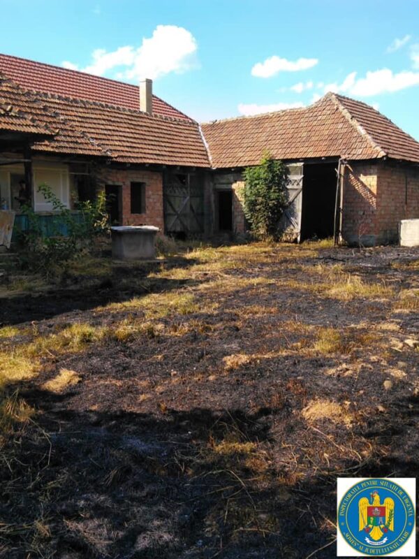 FOTO | Incendiu de vegetație într-o localitate sătmăreană. Pompierii au intervenit rapid