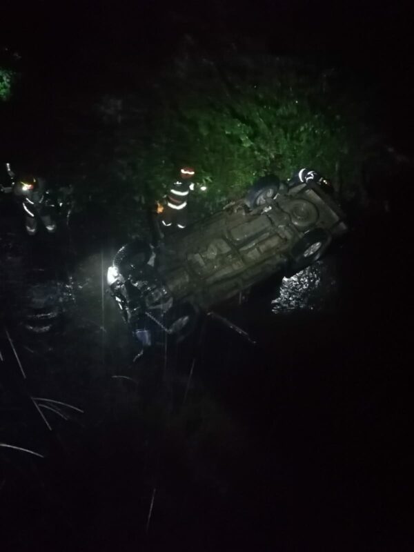 FOTO | A lovit un cap de pod și s-a răsturnat în pârâu