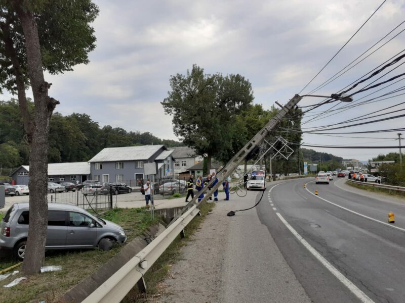 FOTO/VIDEO | Accident în Dej. A rupt un stâlp de electricitate