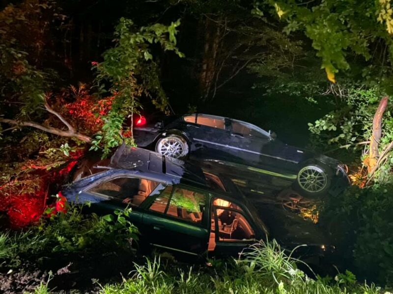 FOTO | Mașini călare una peste alta într-o curbă din Făget