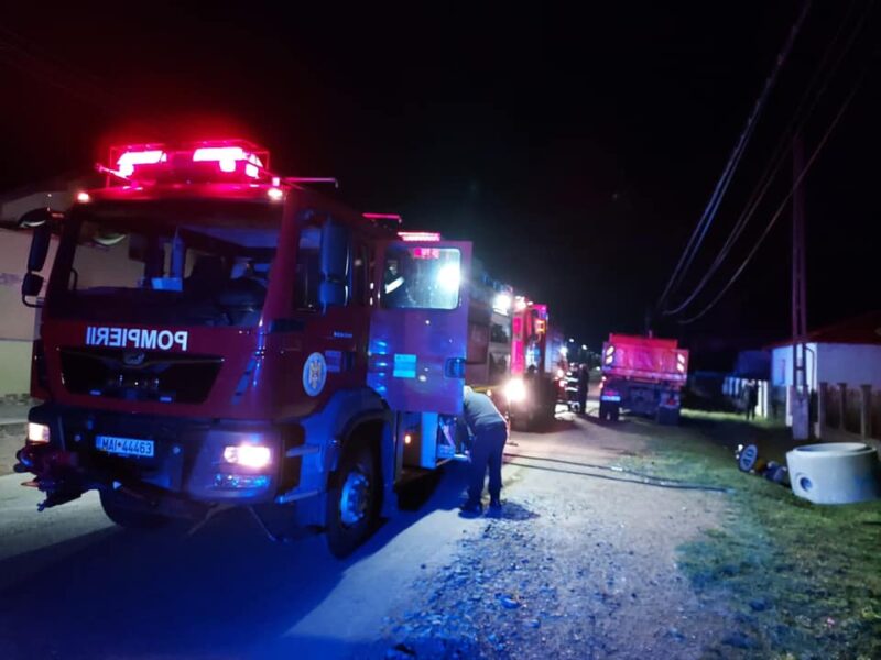 FOTO | Incendiu. Un polițist a salvat o persoană înainte de sosirea pompierilor