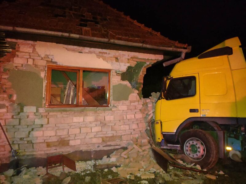 FOTO Mureș | A dat cu TIR-ul în casă