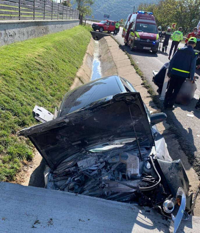 Accident în Bistrița-Năsăud. Mașină condusă de un clujean s-a izbit de un cap de pod
