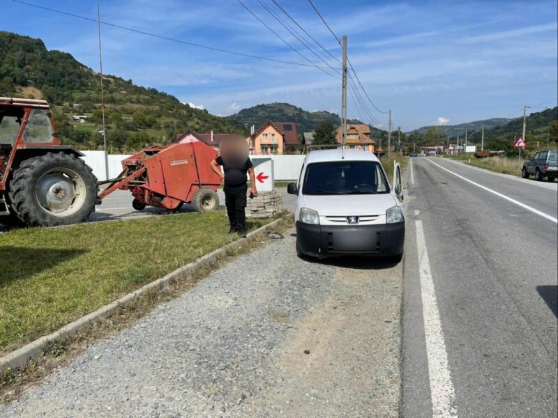 FOTO Copil rănit. Un tractor și o mașină s-au ciocnit
