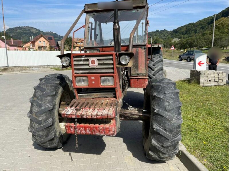 FOTO Copil rănit. Un tractor și o mașină s-au ciocnit