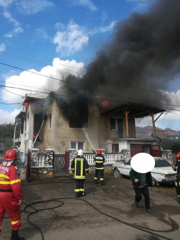 FOTO | Casa în flăcări. Patruped salvat din incendiu