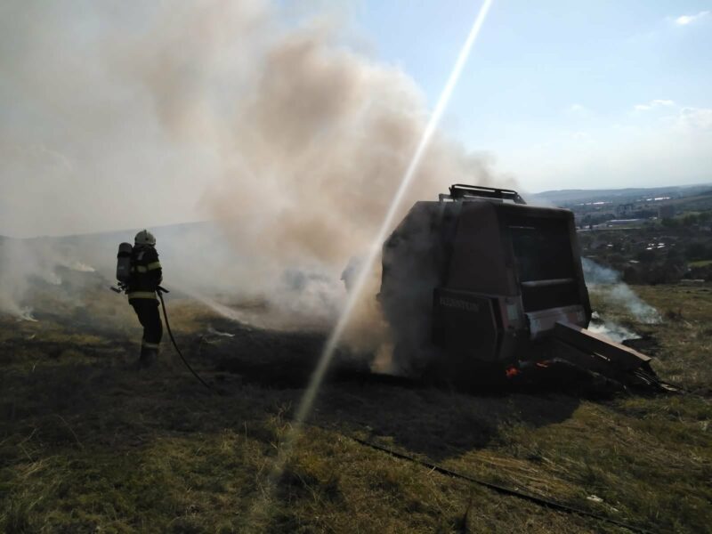 FOTO Luduș | Presă de baloți în flăcări