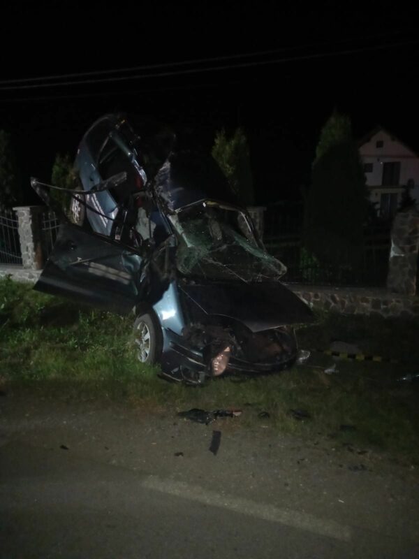 FOTO | A ajuns direct pe gardul unei clădiri. Cinci persoane preluate de echipajele medicale