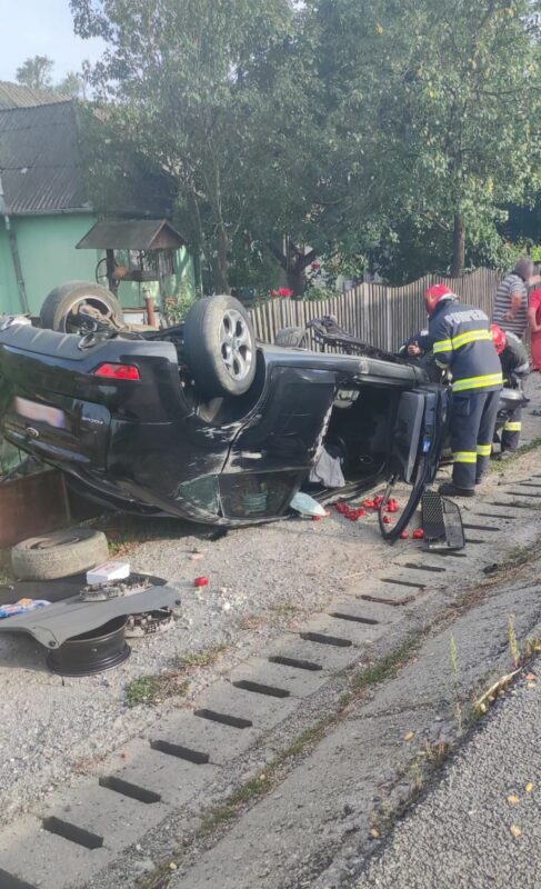 FOTO A lovit un podeț și a aterizat pe plafon. O femeie din Unguraș a fost rănită