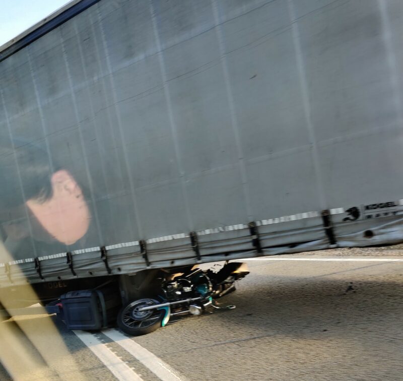 Motocicletă sub camion la urcarea pe Dealul Mesteacăn