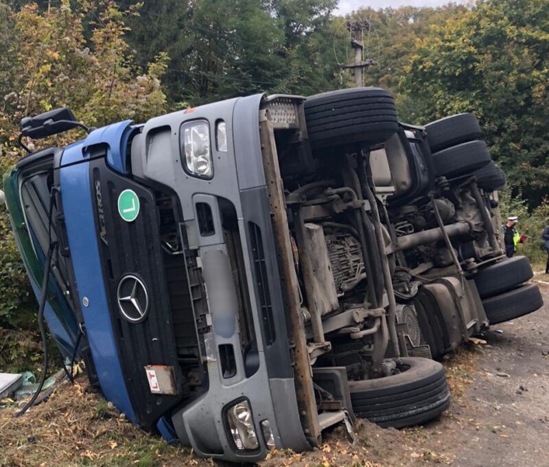 TIR cu roțile în aer în județul Bistrița-Năsăud