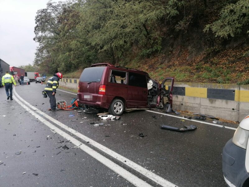 FOTO | Accident violent la Negreni. Un TIR și o dubă s-au ciocnit