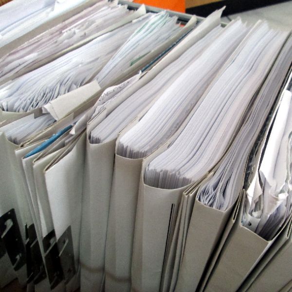 Scăpăm de meteahna dosarului cu șină? O lege adoptată azi interzice instituțiilor să ceară copii fizice după documente