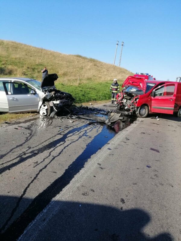 Impact frontal. Mașinile nu au mai scăpat