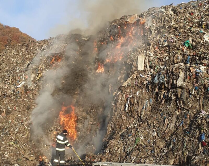FOTO Incendiu la groapa de gunoi din Sighișoara