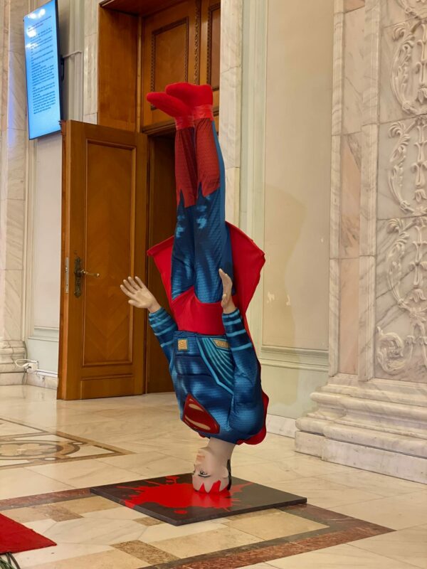 Guvernanții în timp de criză. Statuie cu Superman prăbușit la intrarea în sala de plen