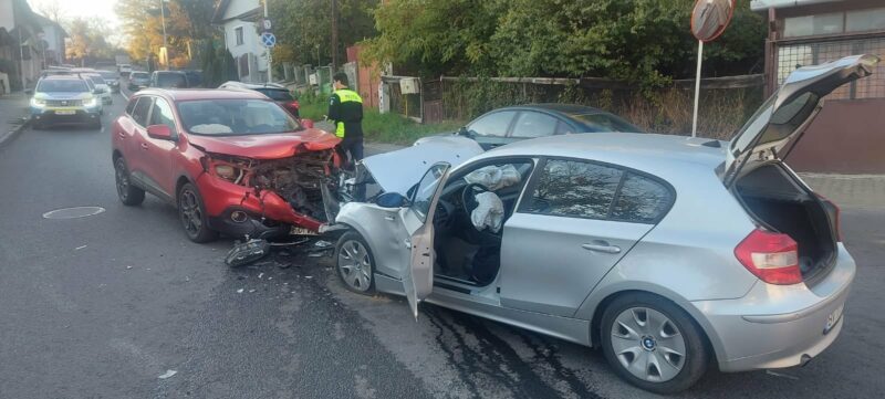 FOTO | Impact frontal în Târgu Mureș. O persoană transportată la spital