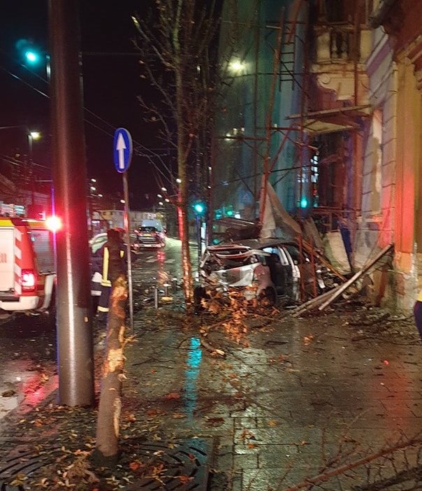 FOTO | A luat în rând mai mulți copaci și s-a oprit într-un zid. Șoferul era beat