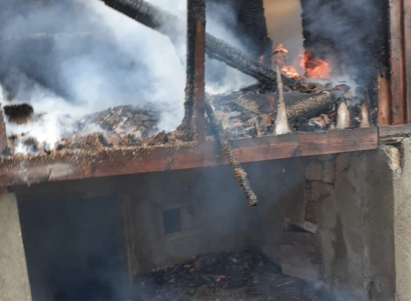 Cluj | Casă cuprinsă în totalitate de flăcări