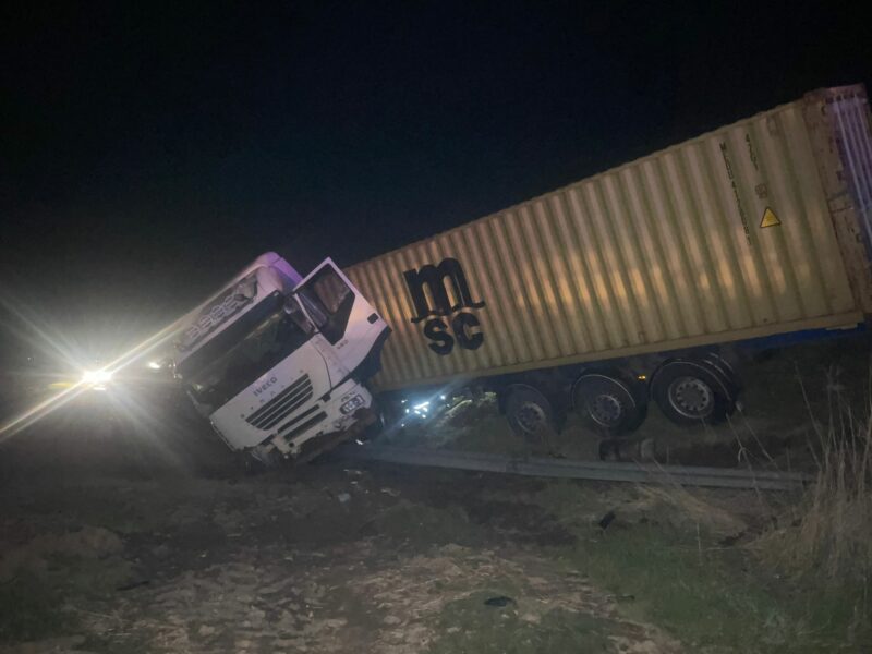 Foto | Accident grav, persoană de sex feminin care a fost predată în stare de inconștiență echipajului SMURD fiind intubată și transportată la spital