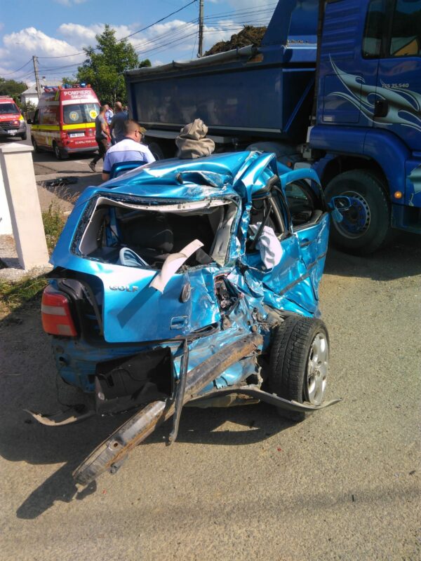 Foto, Accident rutier, doua victeme sunt încarcerate…
