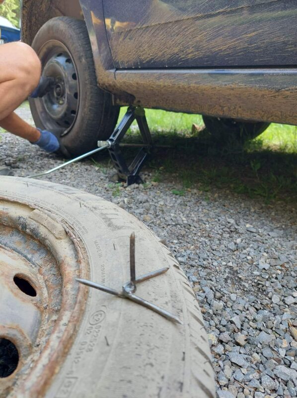FOTO | Capcane puse intenționat pe un drum forestier. Avertisment Salvamont Mureș