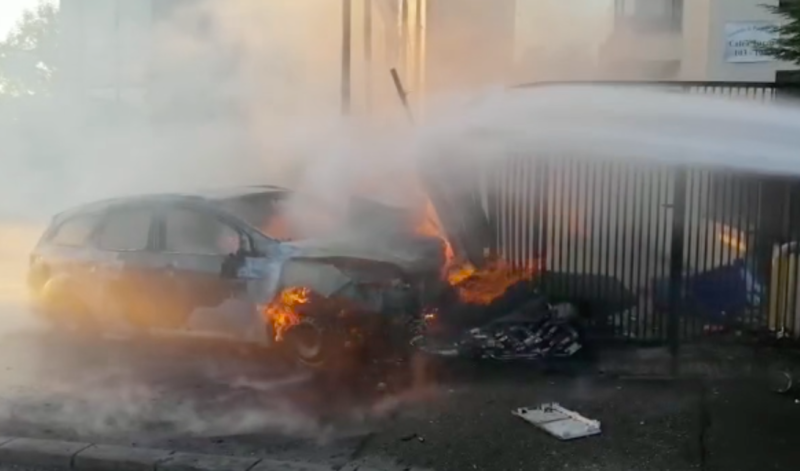 VIDEO | Mașină în flăcări. A lovit branșamentele de gaz și electricitate