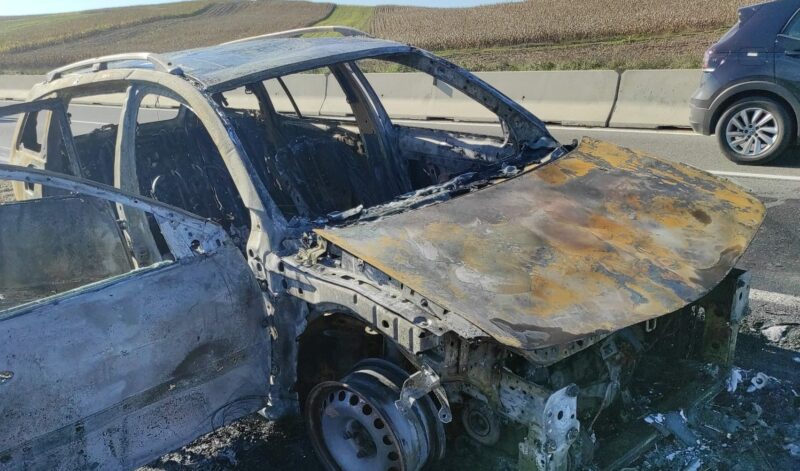 Mașină făcută scrum. Focul a pornit de la o defecțiune a instalației electrice