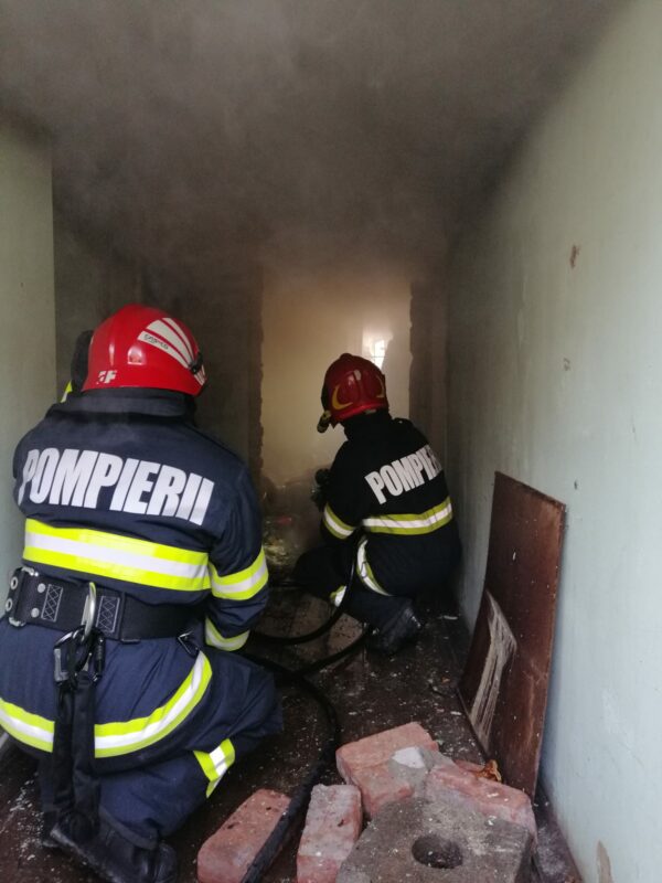 Incendiu izbucnit într-o casă părăsită. Pompierii au reacționat imediat