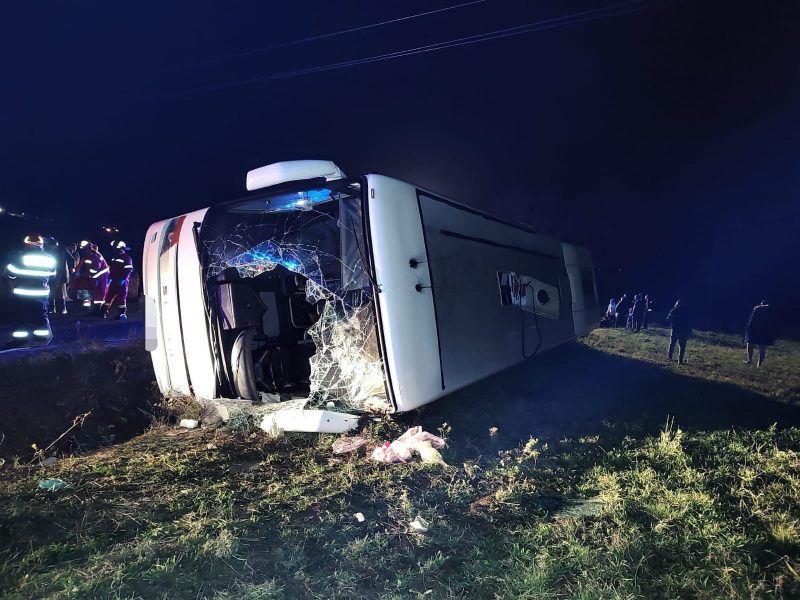 Autocar răsturnat în afara drumului. Transporta 33 de persoane | FOTO