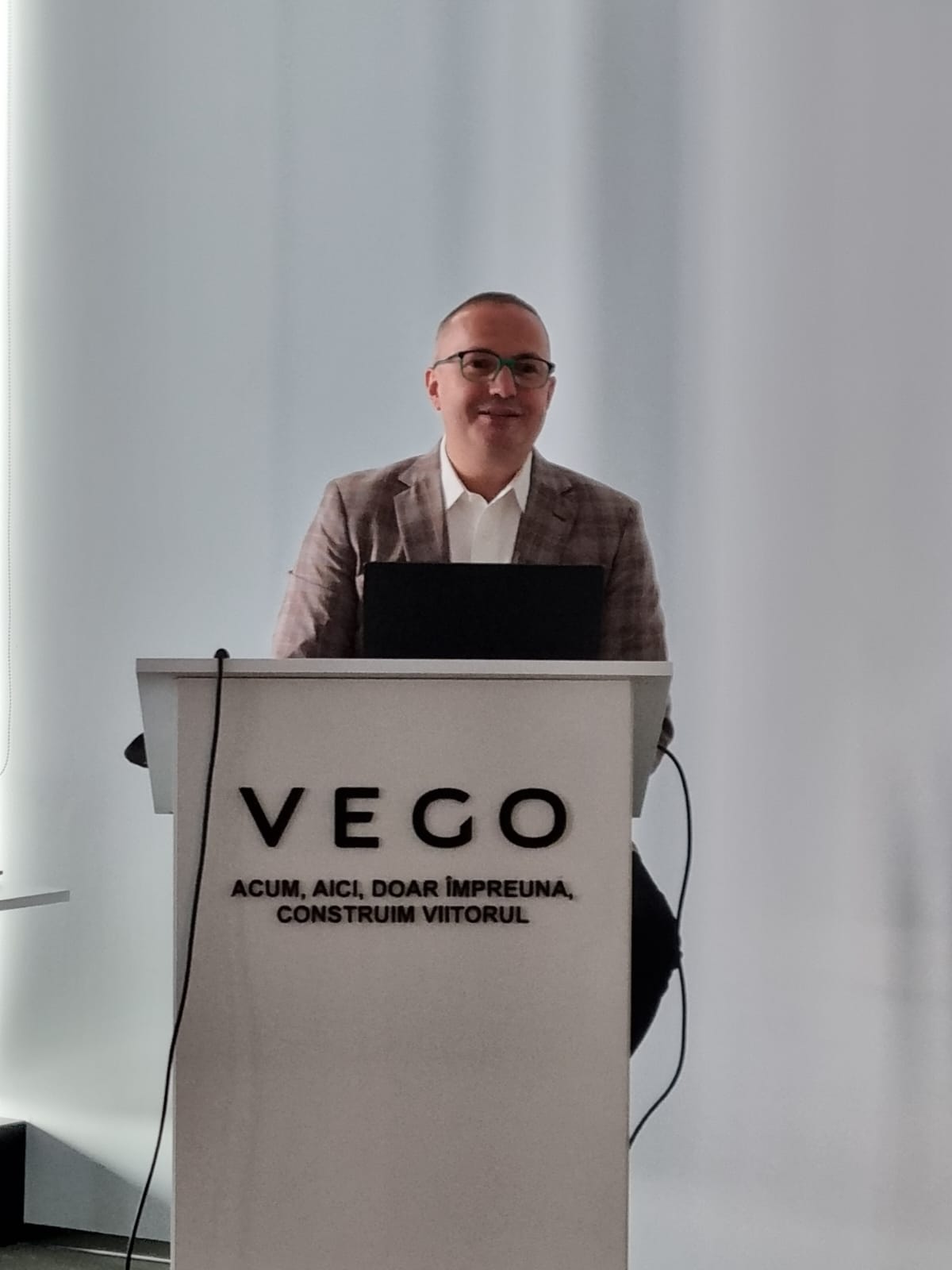 Datorită inteligenței artificiale o companie românească va implementa săptămâna de lucru de 4 zile