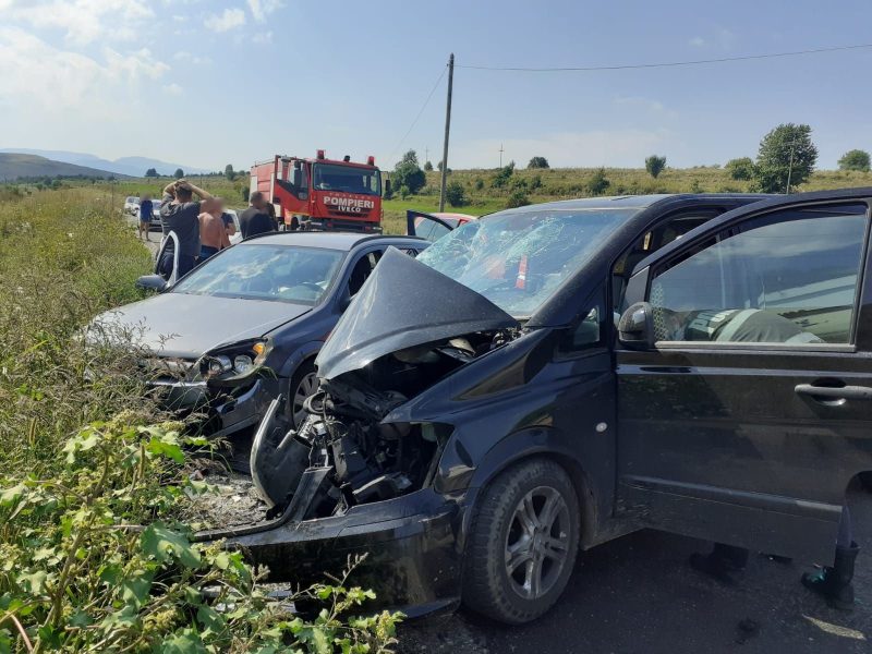 FOTO | Microbuz, autocamion și o mașină implicate într-un accident rutier