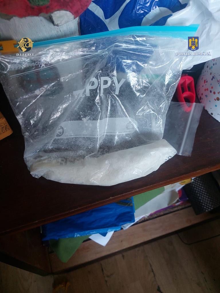 Cocaină, ketamină, amfetamină. O persoană a încercat să scape în urma perchezițiilor