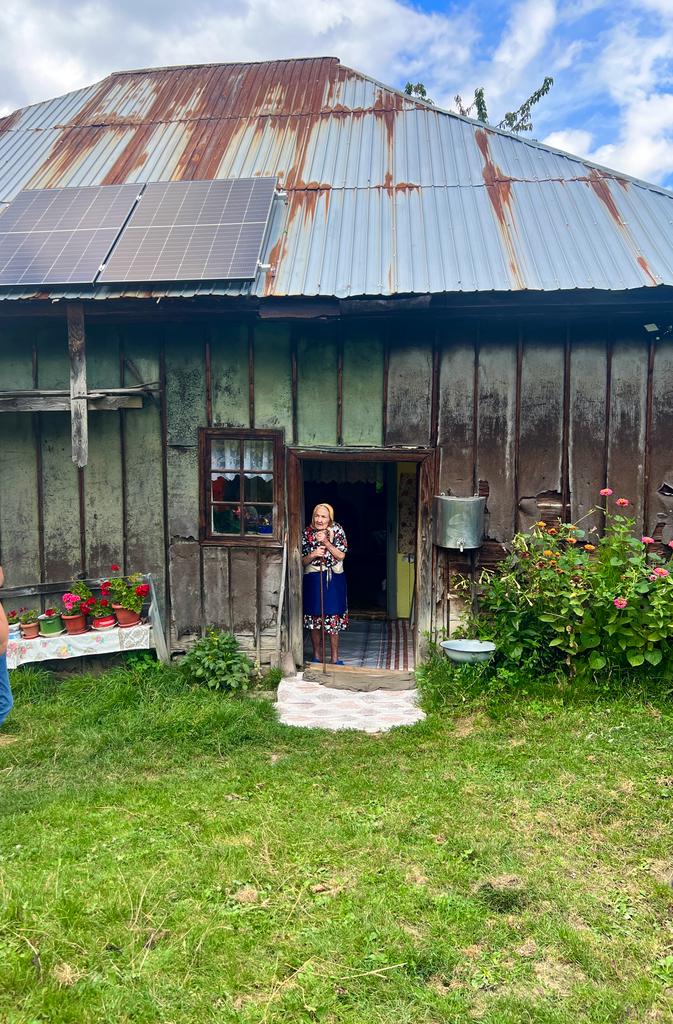 Energie pentru viață. Gospodării izolate din Prundul Bârgăului racordate la energie electrică