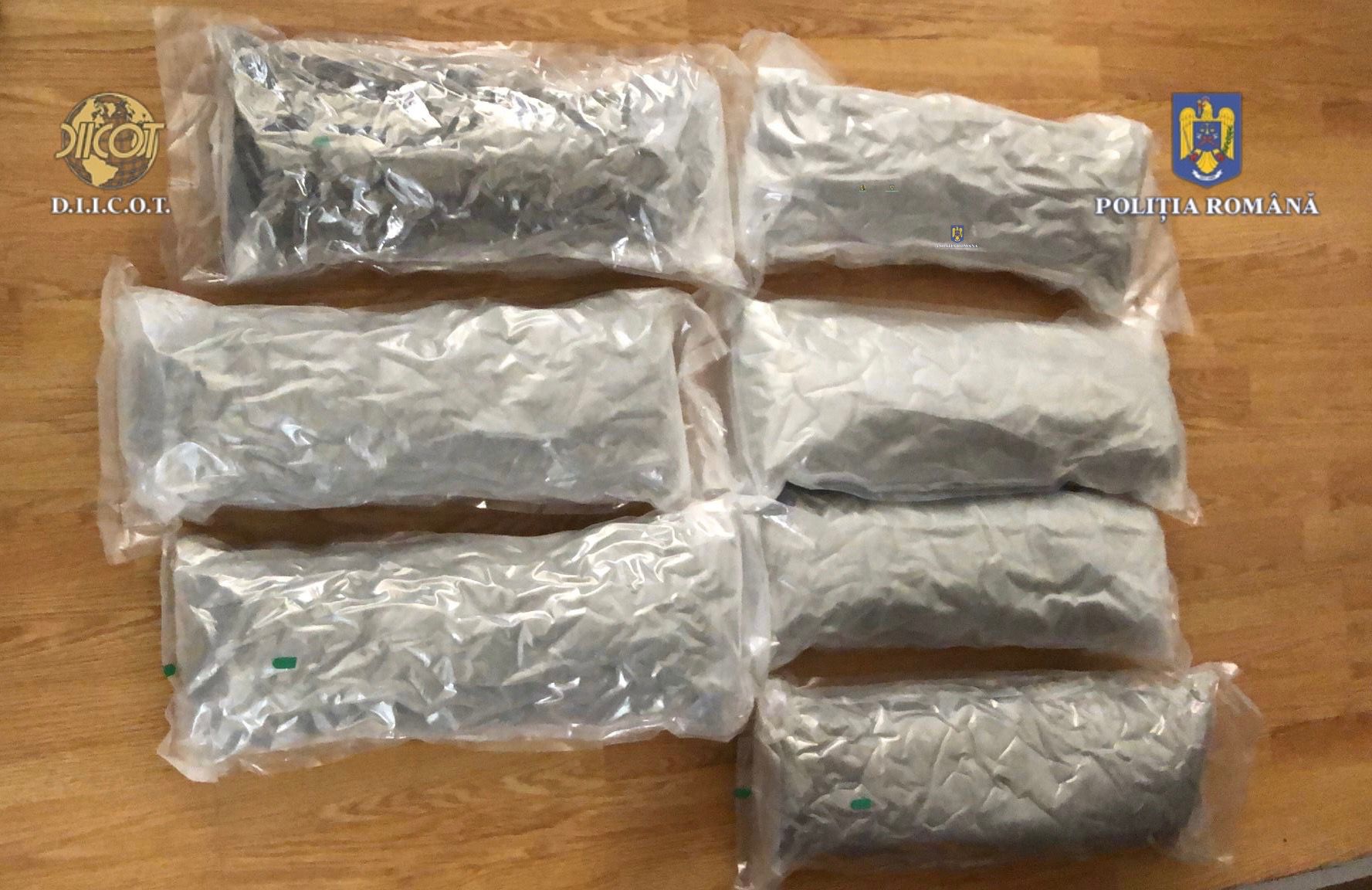 MUREȘ | Droguri la colet. Trei persoane arestate preventiv