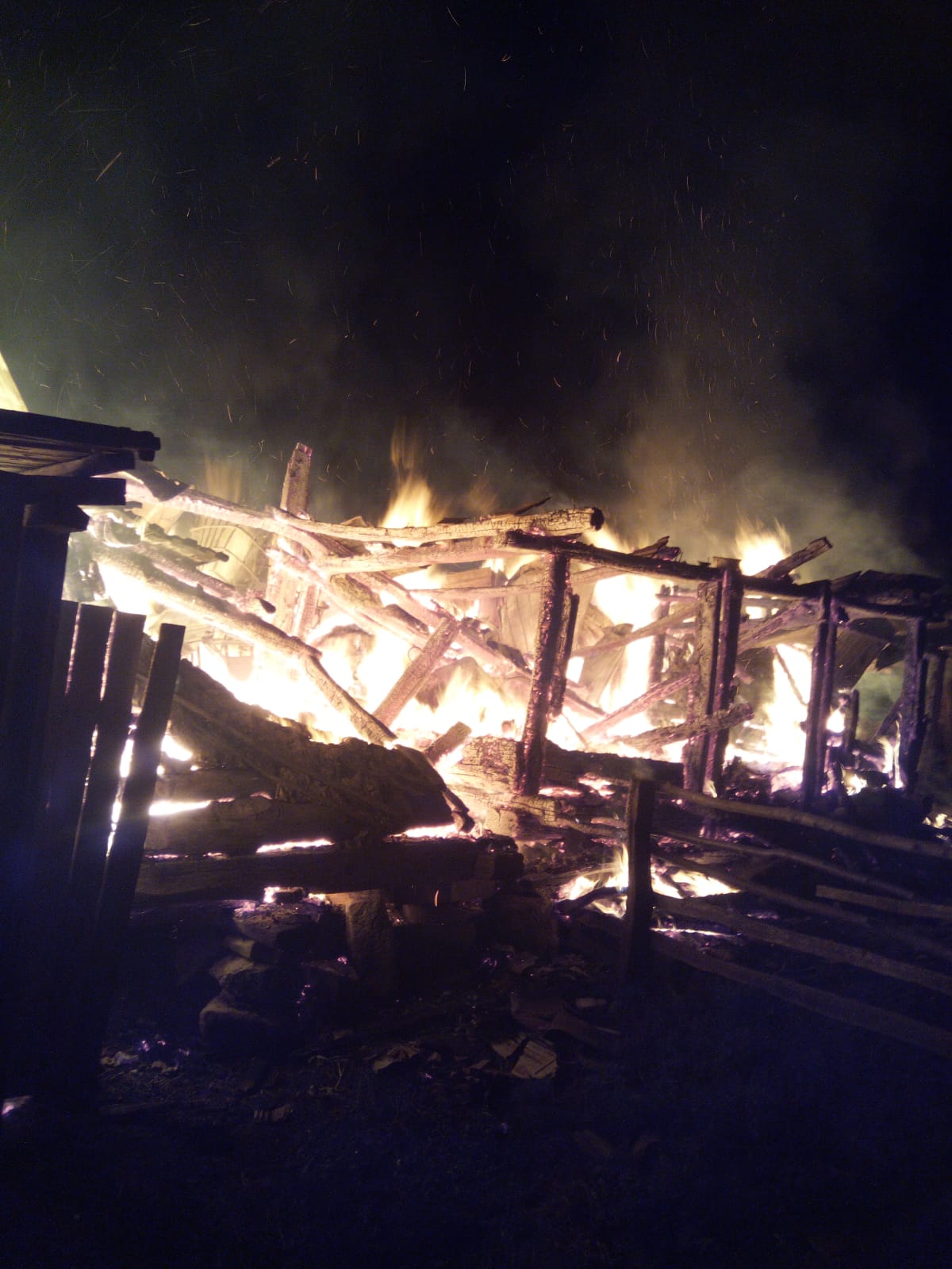 CLUJ | Pompierii dejeni, luptă de durată cu flăcările