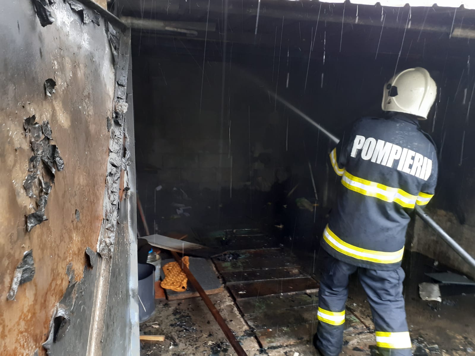 CLUJ | Incediu la un garaj din Gherla