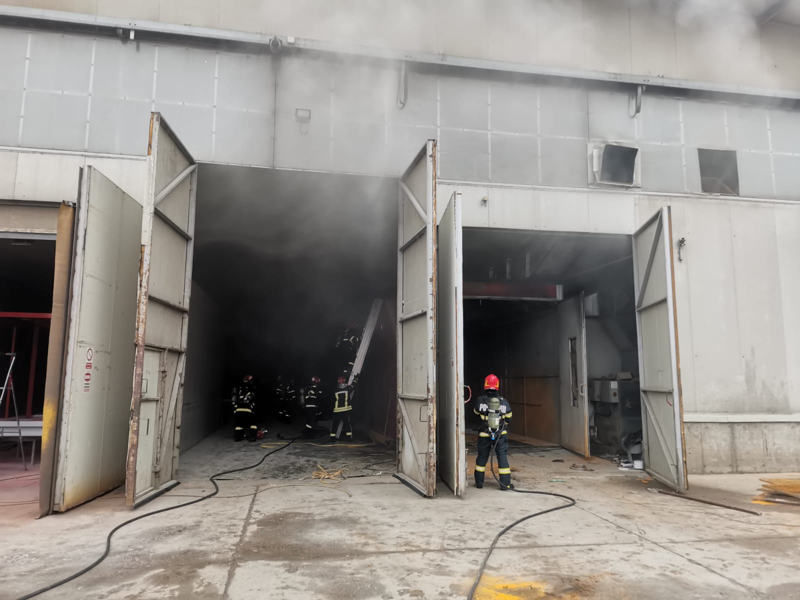 Incendiu la un service auto. Pompierii reacție promptă