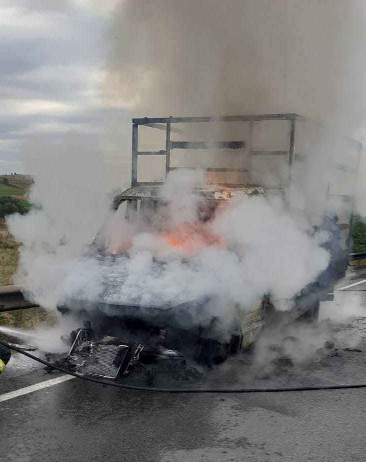 CLUJ | Mașină înghițită de flăcări