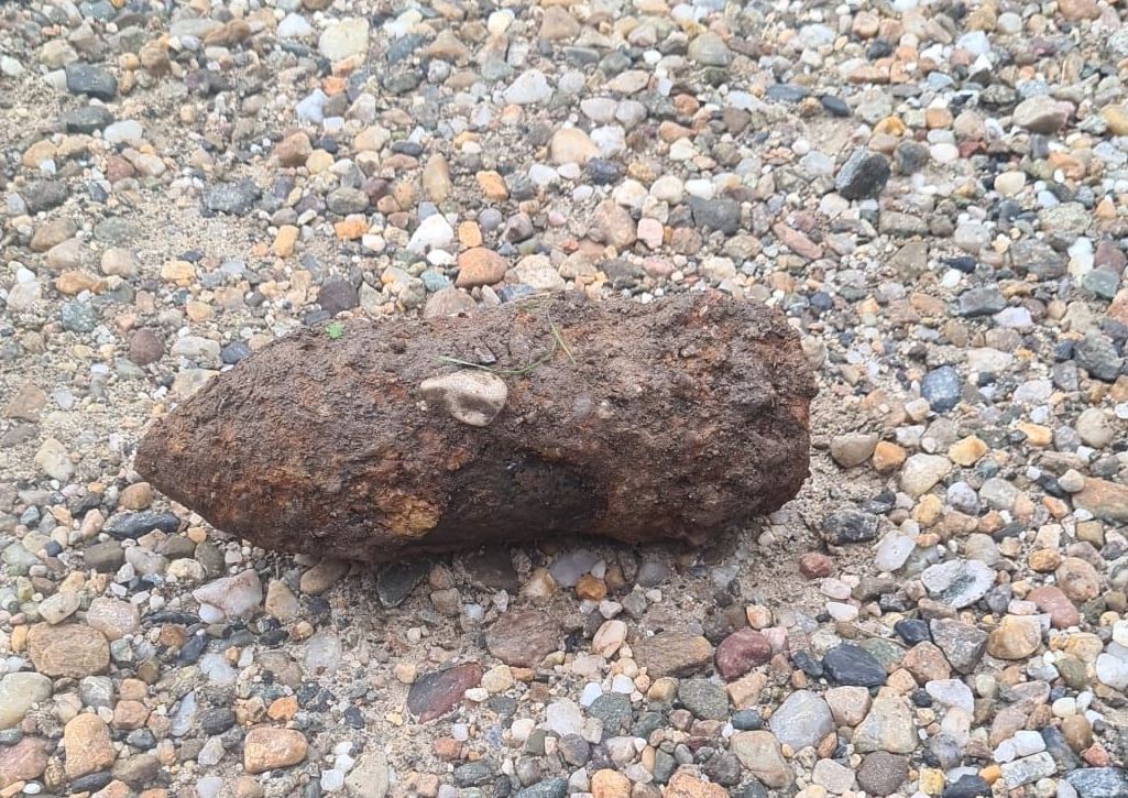 Element de muniție neexplodat pe o stradă din Turda