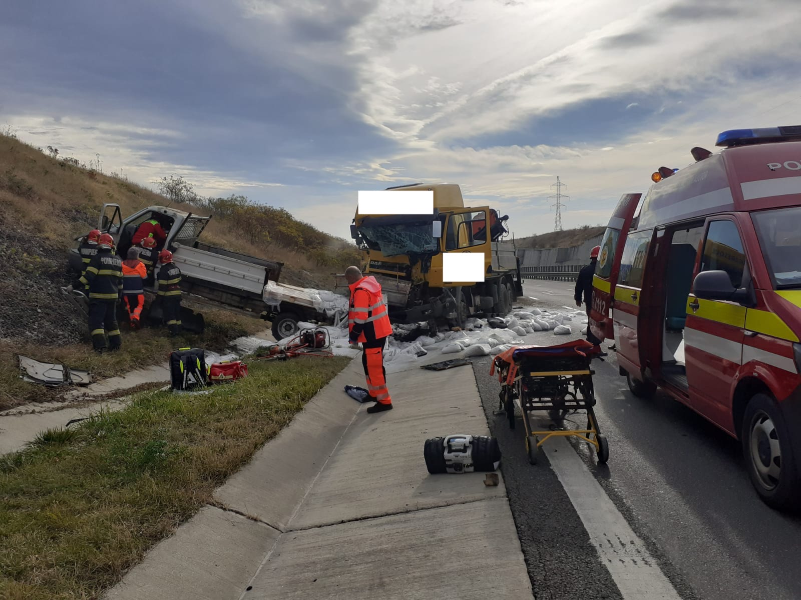 Impact între un camion și o autoutilitară. O persoană încarcerată