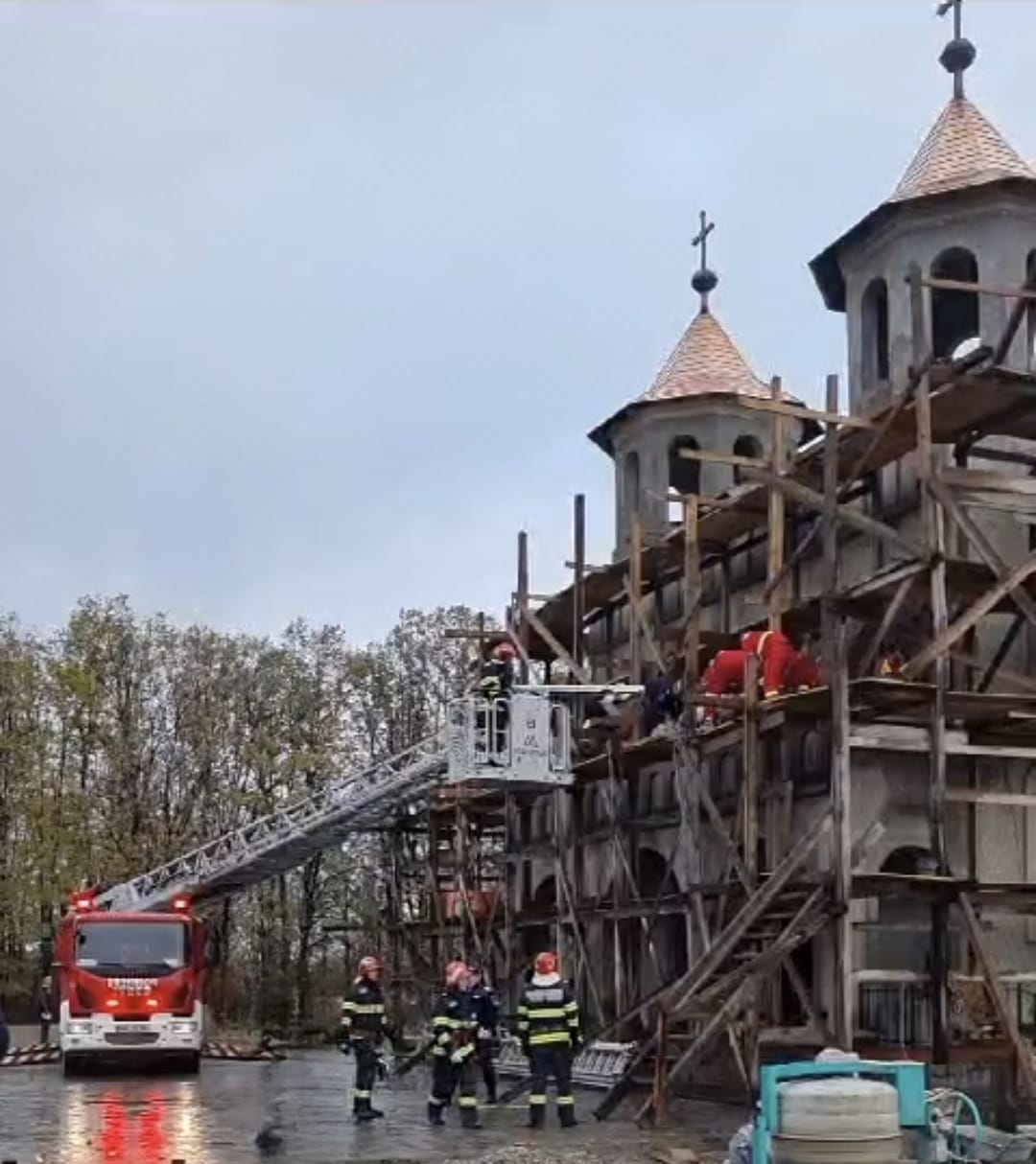 Misiune dificilă în Sălaj. Persoană căzută în gol de pe o schelă
