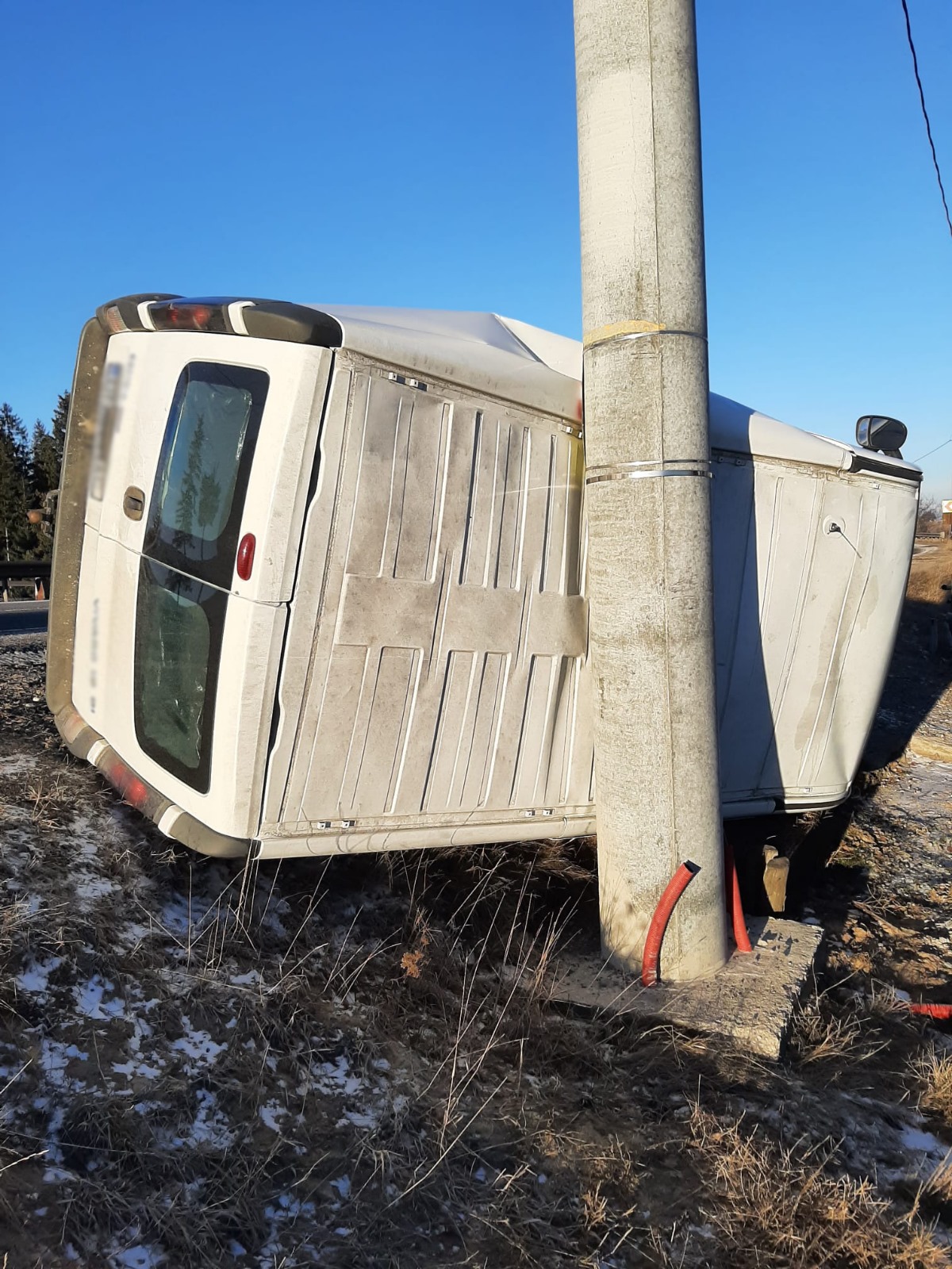 Microbuz răsturnat. Șoferul și un pasager au primit îngrijiri medicale