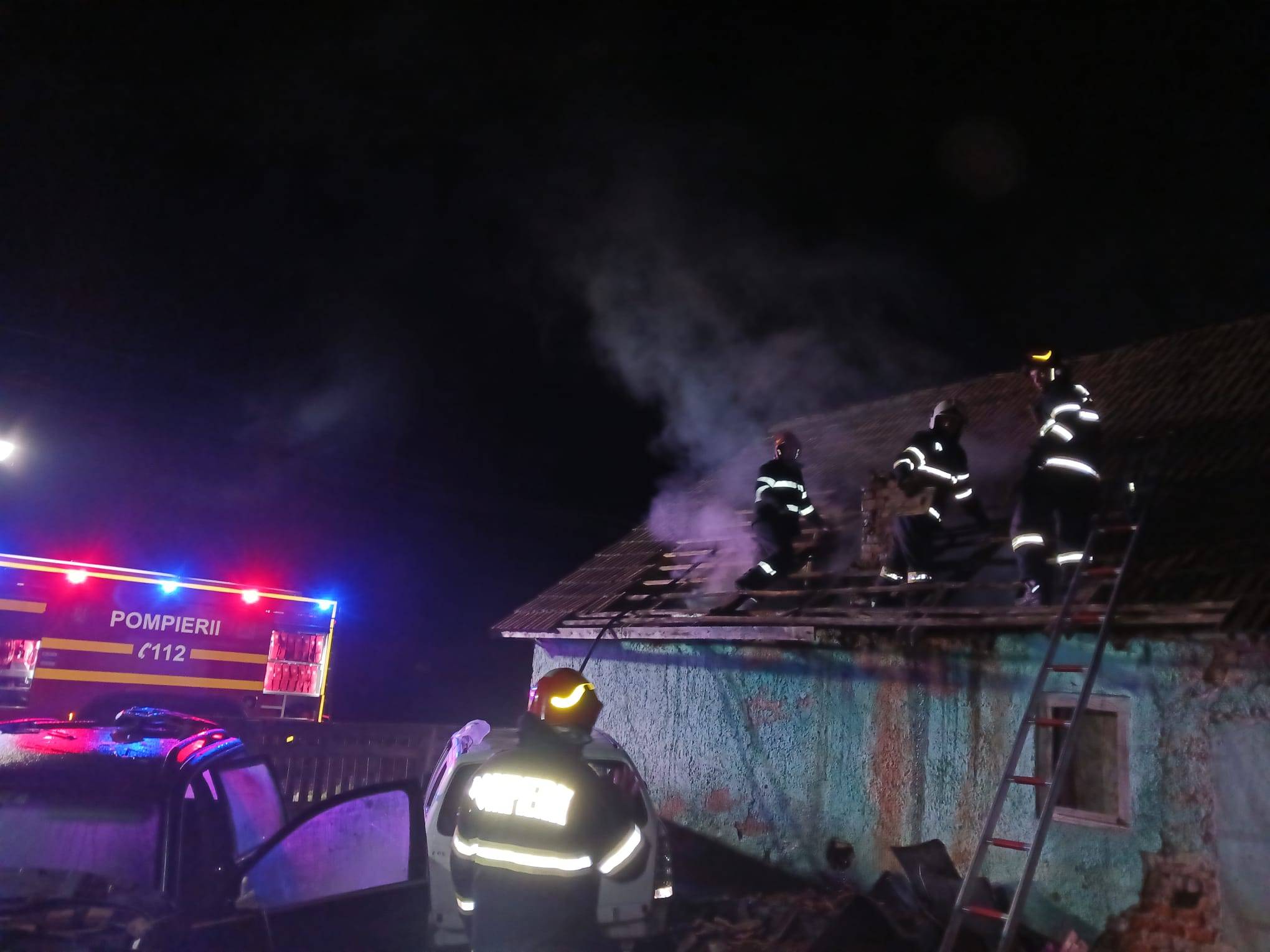 Pompierii dejeni, luptă de două ore cu focul